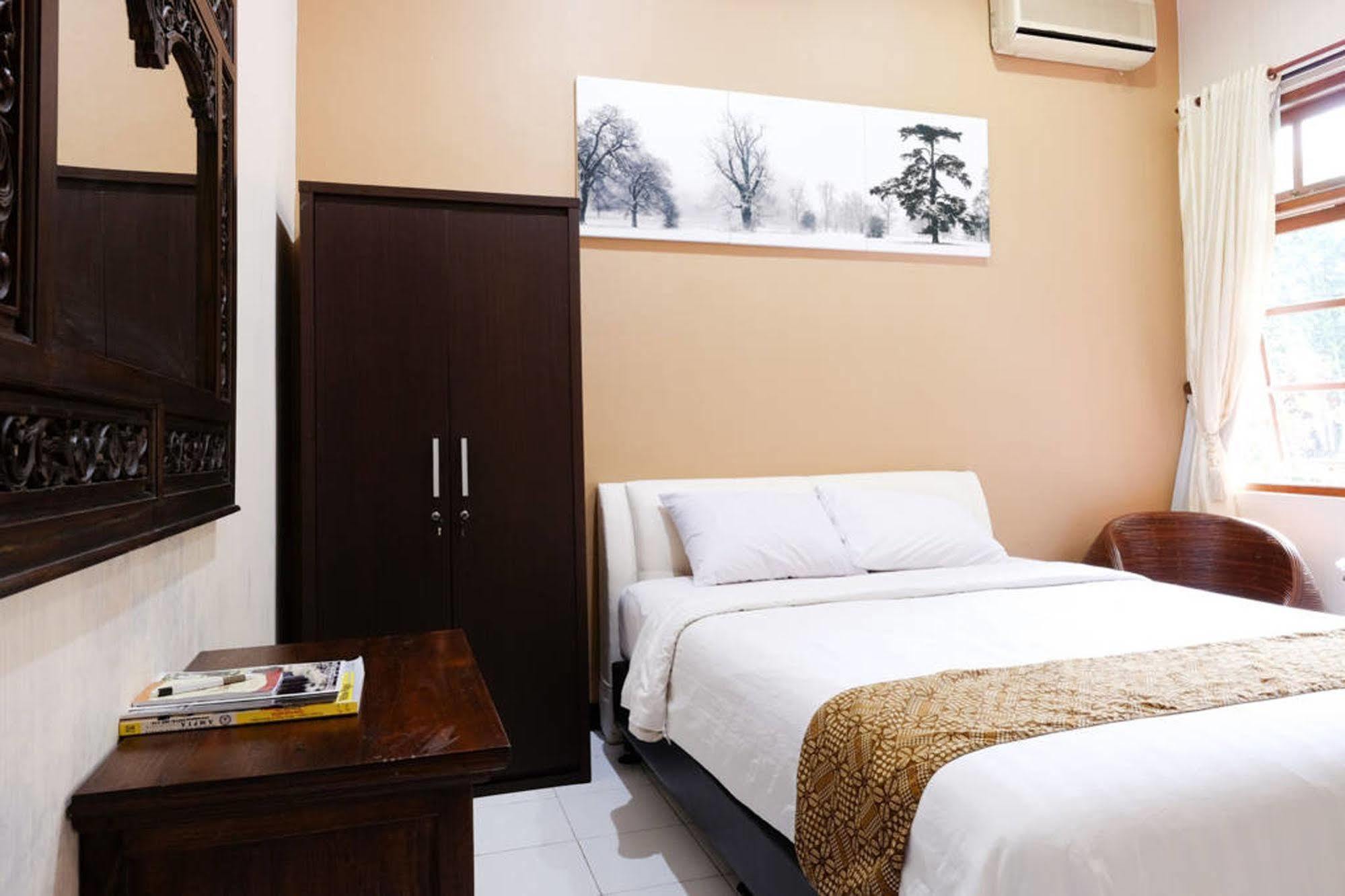 Guest house Griya Yunika 2*